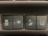 Hondaセンシング用の、VSA(ABS+TCS+横滑り抑制)解除と路外逸脱抑制機能のオンオフスイッチなどはハンドルの右側に装備しています。