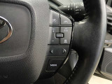 ステアリングには運転中でも簡単に操作できる各種スイッチついてます