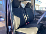 運転席まわりには十分なスペースがあり、大柄な方でもゆったり運転していただける環境です。