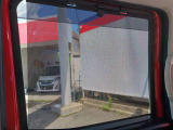 後席両側にロールサンシェードがついています