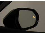BSM(ブラインドスポットモニタ)!隣の車線を走る車両をレーダーで検知し、ドアミラーでは確認しにくい後側方エリアに存在する車両に加えて、急接近してくる車両も検知します。