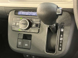 中古車選びで意外と見落としがちなポイントが、シフトレバー周辺の状態です。今回掲載している画像では、操作部分の使用感をはじめ、パネルの傷や擦れ、ボタン類の動作跡など、確認していただけます。