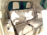 床下収納式のサードシートです。座席部分をコンパクトに収納でき、広大な荷室スペースとしてお使いいただけます!乗車人数や荷物の量など利用シーンに合わせて3列目を有効活用でき、とっても便利♪
