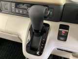 CVT車のセレクトレバーです。低速から高速まで、変速ショックのないスムーズな走りと、エンジン効率のよい領域を維持して燃費にも貢献します。サイドブレーキはスイッチ操作の電子制御パーキングブレーキです。