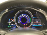 ハイブリット車専用のメーターです。中央のスピードメーターより左右のサブデスプレイで燃費や動力伝達などの情報が見れるようになっています。