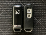 スマートキーを装備しています。鍵を差し込むことなくドアロックの開け閉めと、スタートボタン操作でのエンジンスタートができます。スペアキーも同じものを用意しております。