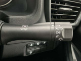 【オートライト】車のセンサーが周囲の明るさを感知し、自動でヘッドライトを点灯・消灯する機能です。この機能は夕暮れ時の交通事故が多い時間帯の安全性を高めてくれます。