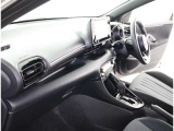 高いホールド性で運転姿勢が安定します。長距離ドライブでも疲れにくいのが魅力です。快適なドライビングライフをお送りください♪