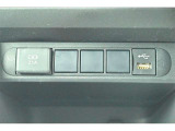 USBポート1つとディスプレイオーディオへの接続用の入力端子が付いています。