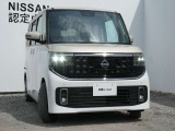 アダプティブLEDヘッドライト。フロントカメラで前方の状況を検知し対向車や先行車に眩しい思いをさせることなく必要なところだけを遠くまで照射します。