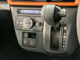 中古車選びで意外と見落としがちなポイントが、シフトレバー周辺の状態です。今回掲載している画像では、操作部分の使用感をはじめ、パネルの傷や擦れ、ボタン類の動作跡など、確認していただけます。
