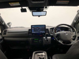 シンプルながら機能性あふれる運転席廻りです。視界性もよく、運転しやすいですよ。