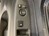 狭い駐車場で便利な電動格納ドアミラーが付いています。