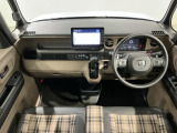 使いやすいレイアウトのダッシュボード周辺です。オートエアコンや小物入れなど嬉しい装備が満載です。