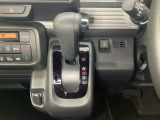 CVT車のセレクトレバーです。低速から高速まで、変速ショックのないスムーズな走りを実現するとともに、エンジン効率のよい領域を維持することで燃費にも貢献します。