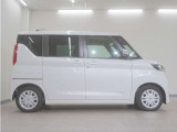 リアには左右スライドドアを採用。狭い駐車場でも開閉しやすく、強風の日でもドアが煽られにくくなっております。小さなお子さまやご年配の方も安心して乗り降りできます。