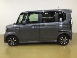 トヨタのプロ整備士が車両の点検を実施