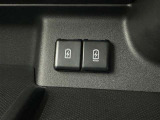 充電用USB端子付き。スマートフォンなどの充電に便利です。