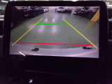 バックカメラの画像です。ガイドラインがスムースな車庫入れをサポートいたします。車庫入れの安心感がアップしますね。