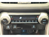 左右独立温度コントロールフルオートエアコンです。運転席、助手席それぞれで独立して温度設定ができます。冷え性の方が乗っても安心ですね♪
