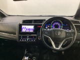車内は光触媒抗菌消臭施工済です。インパネ周りはスタイリッシュなデザインです。グローブボックスやカップホルダーのほかにトレーなどたくさんの収納スペースが付いています。