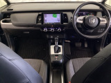 車内は光触媒抗菌消臭施工済です。インパネ周りはスタイリッシュなデザインです。グローブボックスやカップホルダーのほかにトレーなどたくさんの収納スペースが付いています。