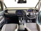 運転席は、大きな座面と包み込むような背もたれがドライバーの身体全体をしっかり支えます。上質なシート素材と座り心地のよいクッションを採用し、長時間の運転やコーナーの多い道も快適です