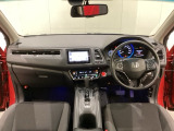 車内は光触媒抗菌消臭施工済です。スタイリッシュなデザインでスポーティなインパネ周りを演出します。グローブボックスやカップホルダーのほかにトレーなどたくさんの収納スペースが付いています。