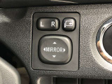 電動格納式ドアミラー付き。駐車場へ停めた時に、ボタン一つで左右のドアミラーをたたむ事ができます。