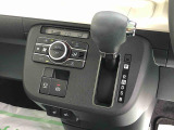 握りやすい位置のシフトレバー。