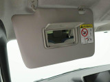運転席、助手席のサンバイザーの裏にはバニティミラーが装備、身だしなみに役立ちます。