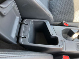 運転席と助手席の間にリッド付きの小物入れが装備されています。