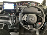 【ハンドル】運転にかかわる様々な操作を安全に行えるように視点移動が少なく操作性に配慮されたスイッチ類が凝縮されたコックピットです。