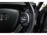 Hondaセンシングの機能のひとつ、アダプティブクルーズコントロール付!アクセルから足を離しても設定したスピードと前車との車間を保ち走行してくれます!車線維持もアシスト☆高速道路で疲労軽減ですね☆