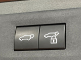 【パワーバックドア】スマートキーや運転席のボタンを押すだけでリアゲートが自動で開閉します!荷物を持っている時や、高い位置にあるバックドアを閉める際に便利な機能です♪