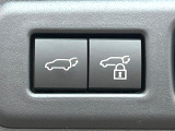 【パワーバックドア】スマートキーや運転席のボタンを押すだけでリアゲートが自動で開閉します!荷物を持っている時や、高い位置にあるバックドアを閉める際に便利な機能です♪
