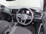 明るく開放的なキャビンは長時間の運転でも疲れにくく、どの席に座っても快適にお過ごし頂けます