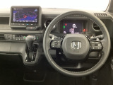 【ハンドル】運転にかかわる様々な操作を安全に行えるように視点移動が少なく操作性に配慮されたスイッチ類が凝縮されたコックピットです。
