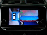 アラウンドモニター 白線や駐車車両をナビ及びルームミラーに表示 駐車している車両との位置関係も一目で分かって安心です