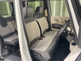 運転席・助手席スペースの広さをしっかり確保。車いすの方が乗車していても、窮屈な姿勢で運転する必要はありません。