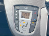 【オートエアコン】一度お好みの温度に設定すれば、車内の温度を検知し風量や温度を自動で調整。暑い&hellip;寒い&hellip;と何度もスイッチ操作をする必要はありません。快適な車内空間には必須の機能ですね♪