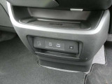 ワイヤレス充電器・USB電源ソケット付きです。