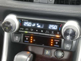 【オートエアコン】車内温度を感知して自動で温度調整をしてくれるのでいつでも快適な車内空間を創り上げます!どの席に座っても快適なドライブが楽しめます♪