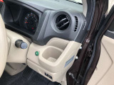 運転席・助手席それぞれ両端に、専用のドリンクホルダー