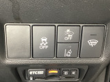 Hondaセンシング用の、VSA(ABS+TCS+横滑り抑制)解除と路外逸脱抑制機能のオンオフスイッチなどはハンドルの右側に装備しています。