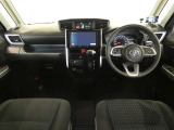運転席・助手席を入れたインストルメントパネル全体画像です。