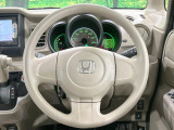 インテリアに合わせたデザインのステアリングは、運転される方のことも考え、運転しやすい形状、大きさです。是非一度、実際に触ってお確かめください。