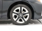 タイヤサイズは(215/45R17)で純正アルミホイールです。