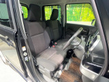 運転席まわりには十分なスペースがあり、大柄な方でもゆったり運転していただける環境です。