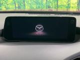 【10.25インチマツダコネクト】車内の雰囲気にマッチした大型ディスプレイ。スマホ接続でのナビ使用やBluetooth再生等、様々な機能が楽しめます。直感的なダイヤル操作が可能で、使い勝手も良好です。